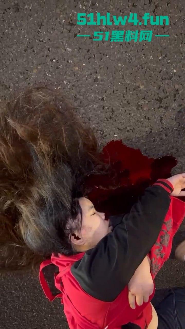 实拍悲惨车祸现场,可怜长发妹被撞飞后流血不止,血流速度比水龙头都快神仙来了也摇头!-4