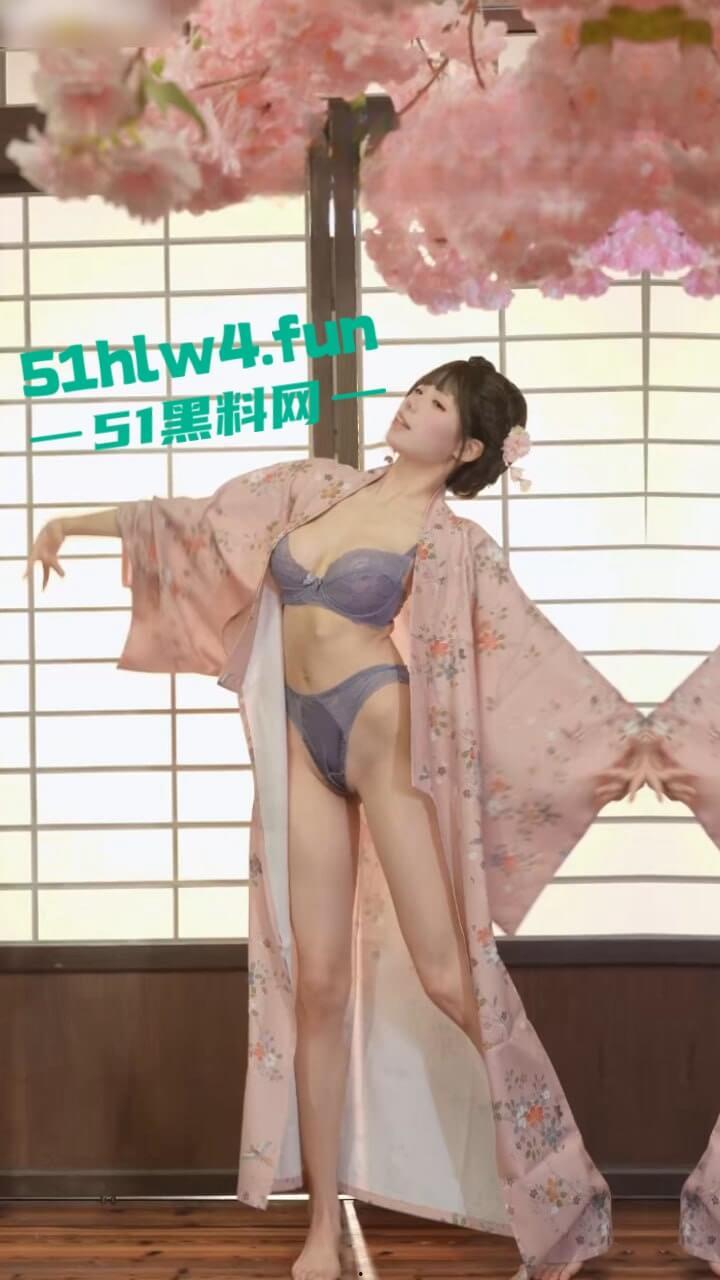 顶级美女福利姬【咬一口兔娘】温泉の女将私拍福利，大奶长腿身材极品细腰翘臀极致诱人付费福利流出。-5