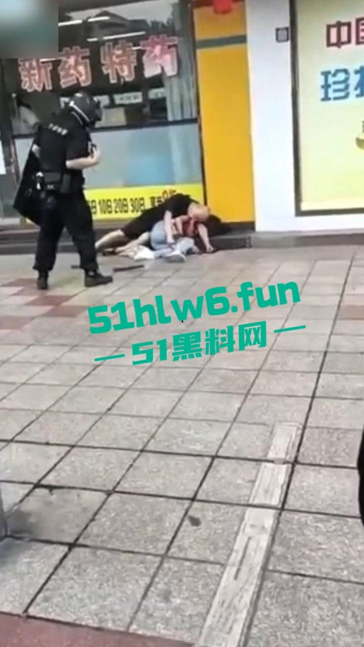 四川德阳什邡小广场，恶意杀人恶性事件两人是夫妻，据说因妻子出轨男子持刀直接杀妻。-3