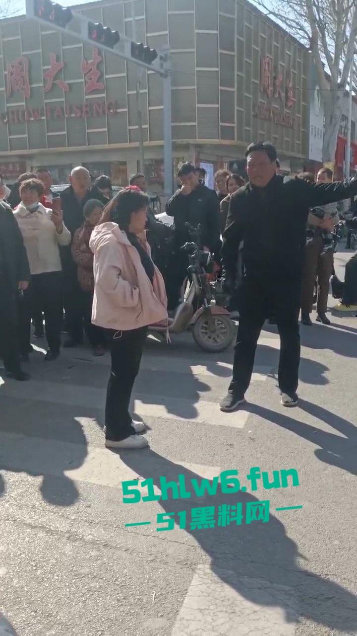 邯郸成安骚妇一年未吃荤聊骚出轨，多次偷吃死不悔改被老公当街破口大骂。-1