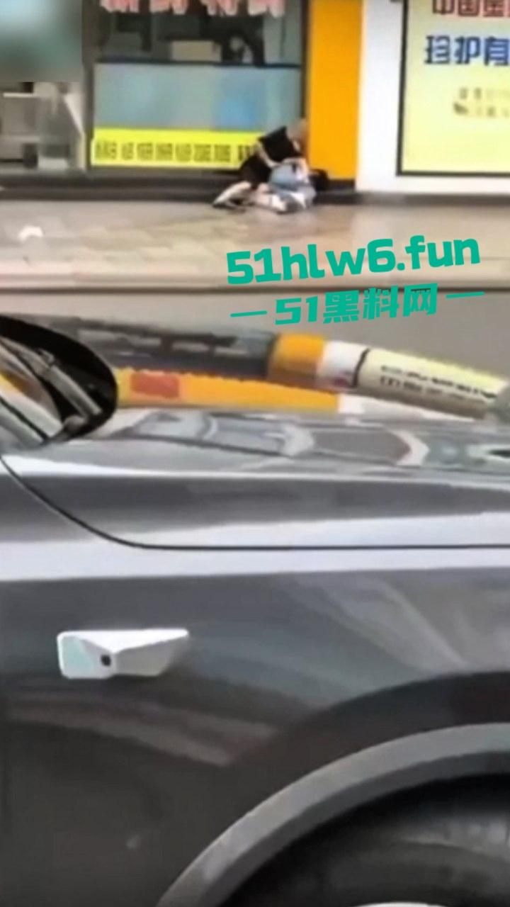 四川德阳什邡小广场，恶意杀人恶性事件两人是夫妻，据说因妻子出轨男子持刀直接杀妻。-7