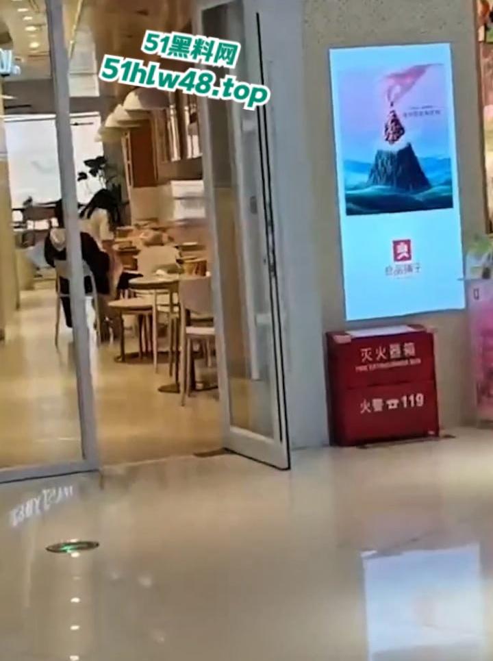 瓜友偷拍情侣做爱，宁乡步行街【罗曼蛋糕店】老板趁着没客人，大白天公开操服务员玩的就是刺激吗？-5