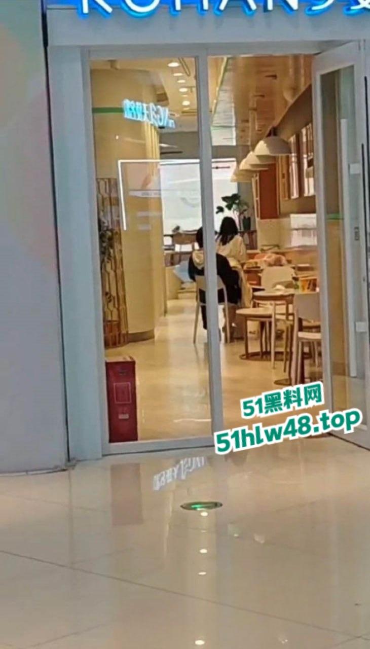 瓜友偷拍情侣做爱，宁乡步行街【罗曼蛋糕店】老板趁着没客人，大白天公开操服务员玩的就是刺激吗？-6