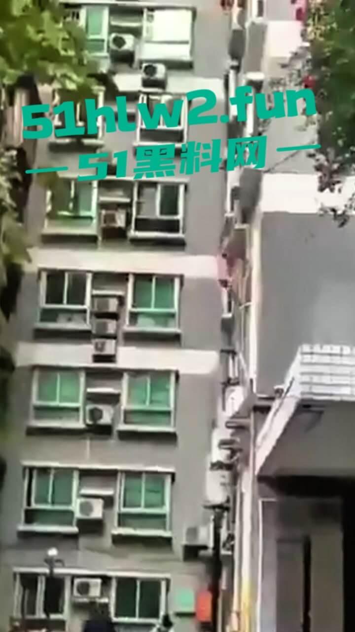 男子偷情约炮翻车现场，骚逼老公突然回家只能全裸逃出窗外，从4楼跌落重伤这偷情代价有点大啊。-3