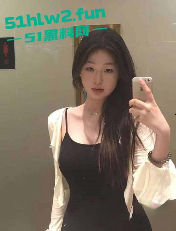 河南20岁骚货母狗【李琦】穿着黑丝连体情趣内衣大跳骚舞，露脸自慰的表情简直太骚了。-3