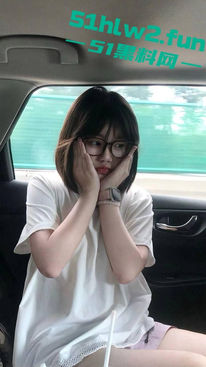 太原大学【张念一】这骚货，清纯脸蛋下藏着个欲女，手指在嫩逼里进进出出，手指插得自己直哆嗦！-3