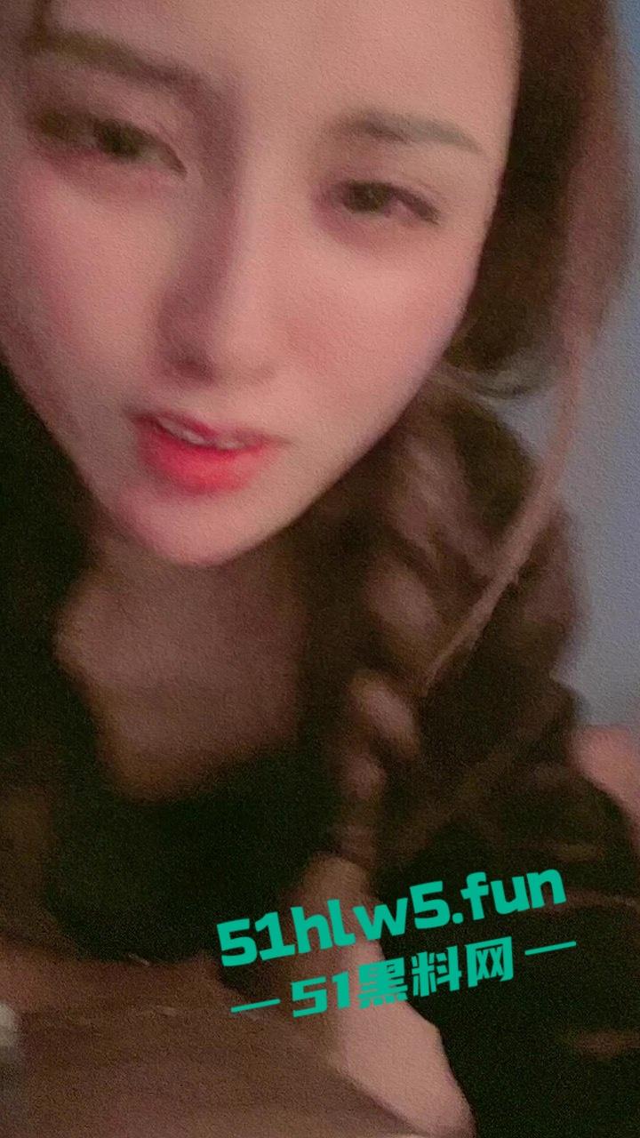 抖音火山版擦边网红【薇薇】被前任曝光做爱视频私信瞬间爆火,各路老色批砸钱约操。-1