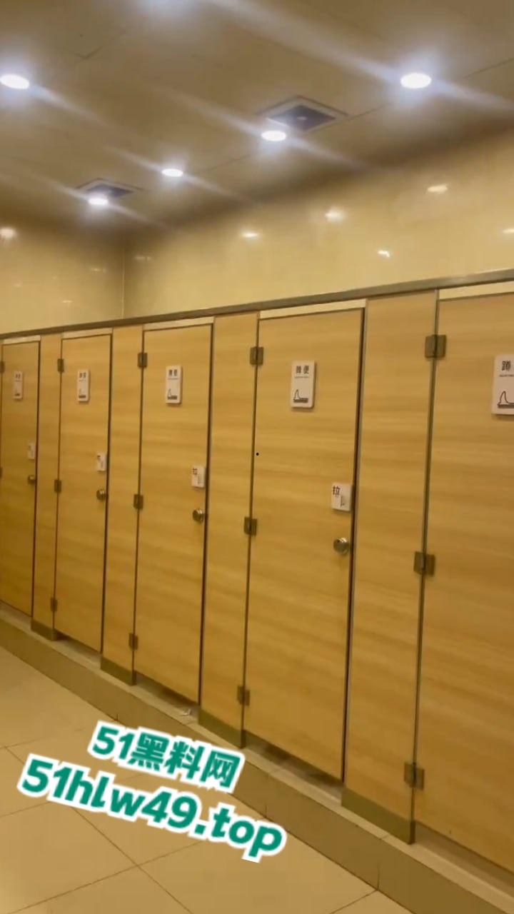 男子厕所看片打飞机被瓜友发现，洗手液瓶灌满水直接扔进去吓唬人，这不得吓阳痿了啊！-7