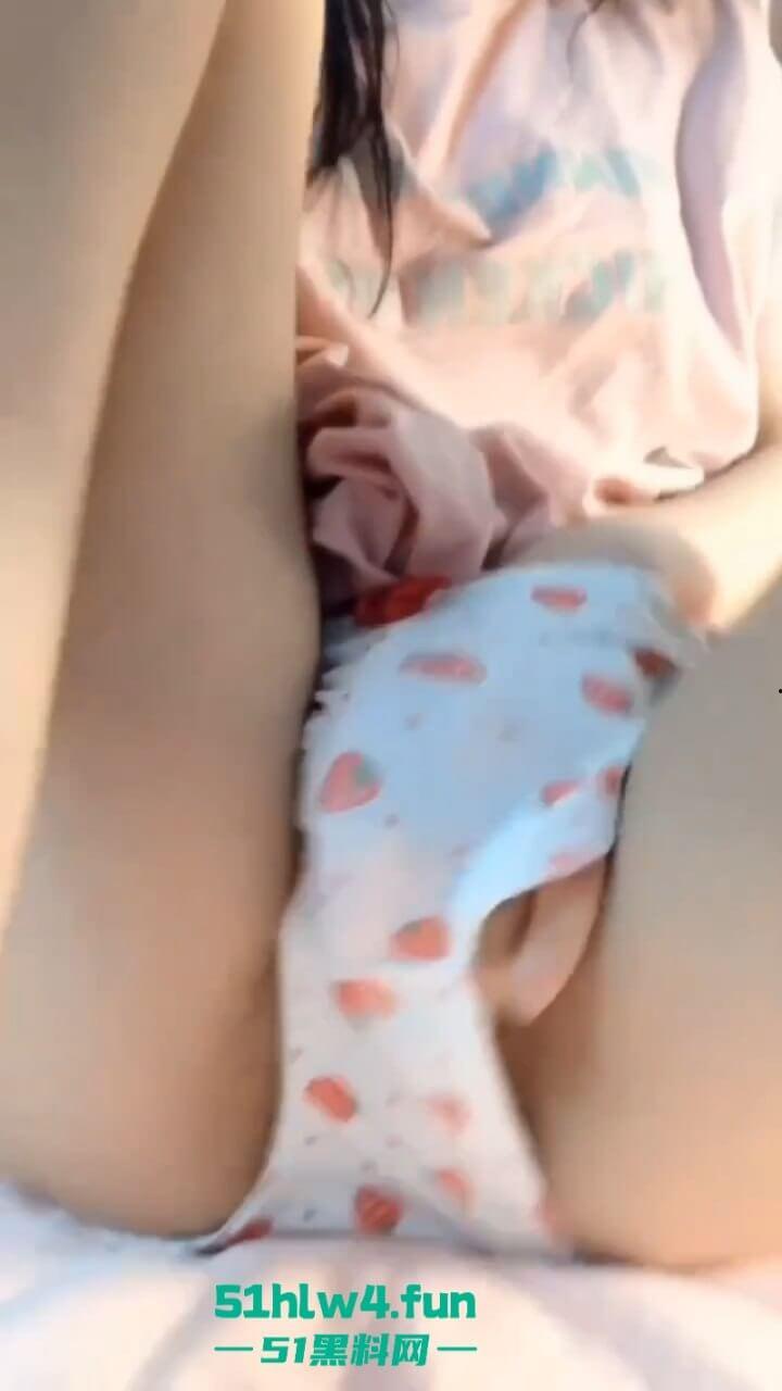 四川宜宾学院学生妹【卢文倩】兼职卖小片,绝美粉鲍自慰抠逼淫水流泄如雨的样貌外漏。-1