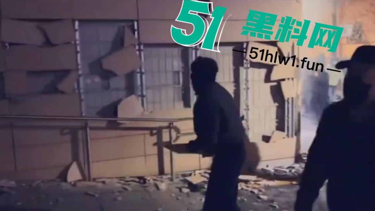 尹锡悦被捕爆发动乱，上万支持者法院外抗议翻越围墙冲入法院打砸，多名警员受伤 以抓捕85名现行犯。-6