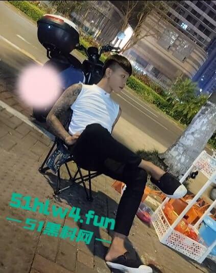 海南纹身精神小伙【侯小黑】只因多看别人女友一眼，就被人当场捅死下辈子记得眼睛别乱看了。-4