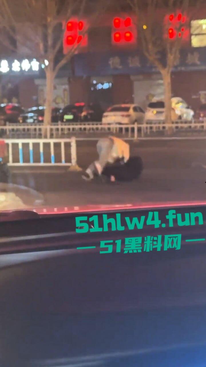 两美女街边对战，拿高跟鞋疯狂打砸据悉是小三被抓，原配暴怒殴打这小三一看就是个嫩妹。-2