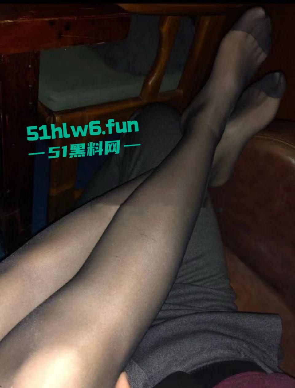 网传某航空公司【李丫丫】自爆出轨男友老爸，给男友欣赏被他亲爸爸扯坏的丝袜。-11