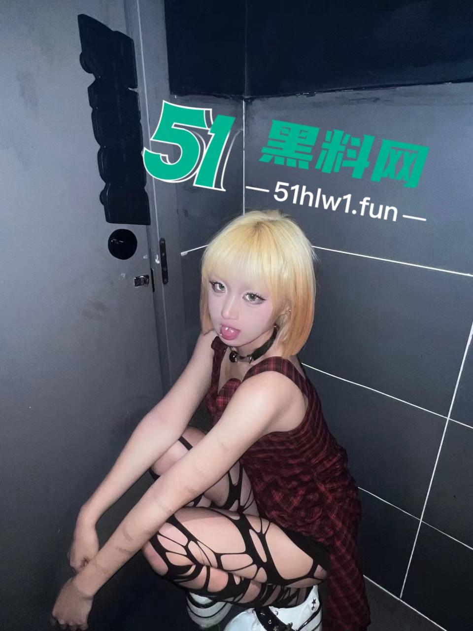 沈阳高颜值女大学生【刘欣语】大尺度视频合集，大量淫荡发骚视频惨遭金主曝光。-4