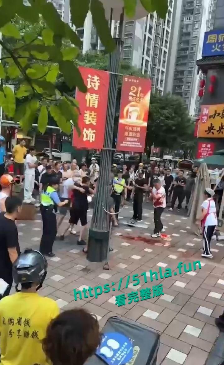 重庆南坪面馆老板抢客引发血腥斗殴持刀互砍，场面混乱血迹四溅，现场完整版视频流出！-2