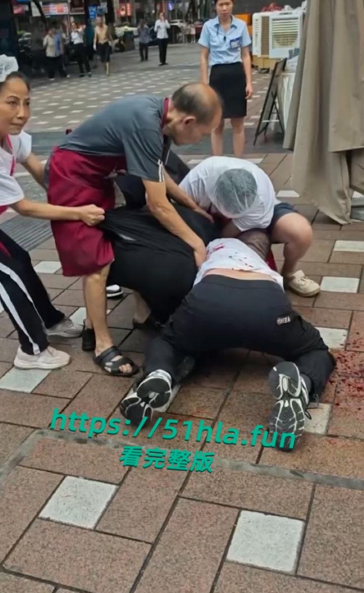 重庆南坪面馆老板抢客引发血腥斗殴持刀互砍，场面混乱血迹四溅，现场完整版视频流出！-5