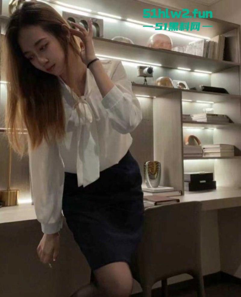 超越翰林府,广东佛山顺德悦府女销售【程圆】制服加黑丝,就在样板间让老板内射。-1