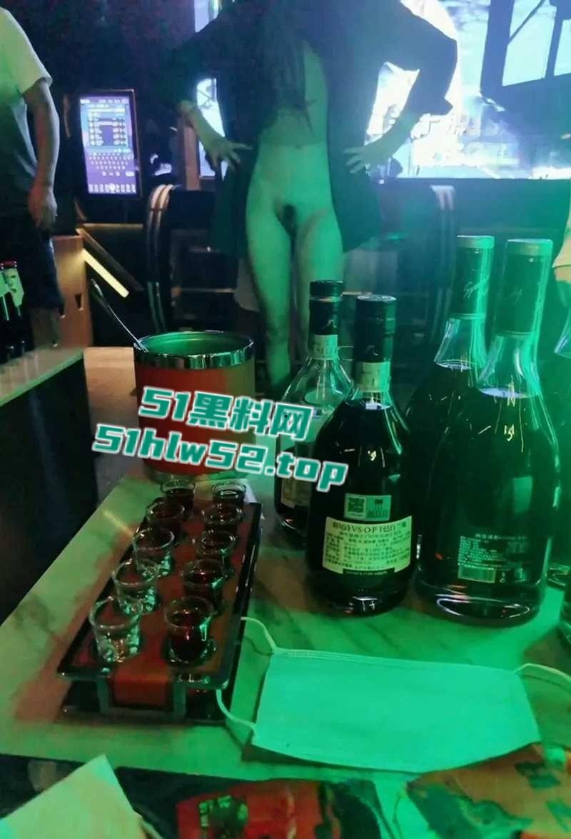 极品人妻【小鲸鱼】KTV淫趴视频流出，闺蜜当众露逼揉奶狂跳骚舞撩拨群男，少妇还是更会玩啊！-8