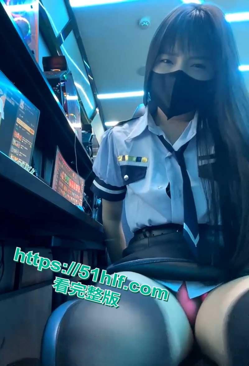 超纯学生妹【xiao-Lin】藏在网吧里玩露出直播,跳蛋狂震揉胸发骚,淫水狂流沾满双手高潮抖动颤栗不止!-1