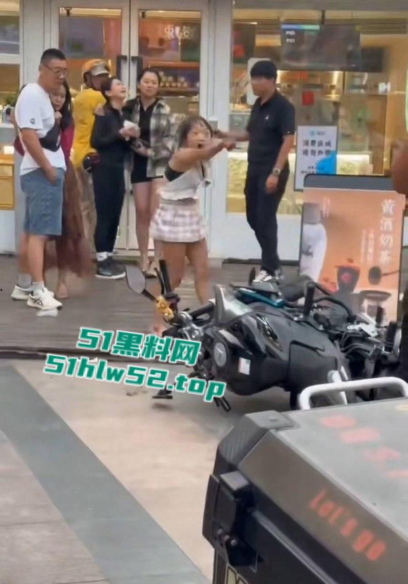 淄博王府井JK铁锤妹妹，怒砸摩托酸辣粉塞排气管还骂街，制服后丁字内裤完全展露，暴走萝莉火爆全网！-2