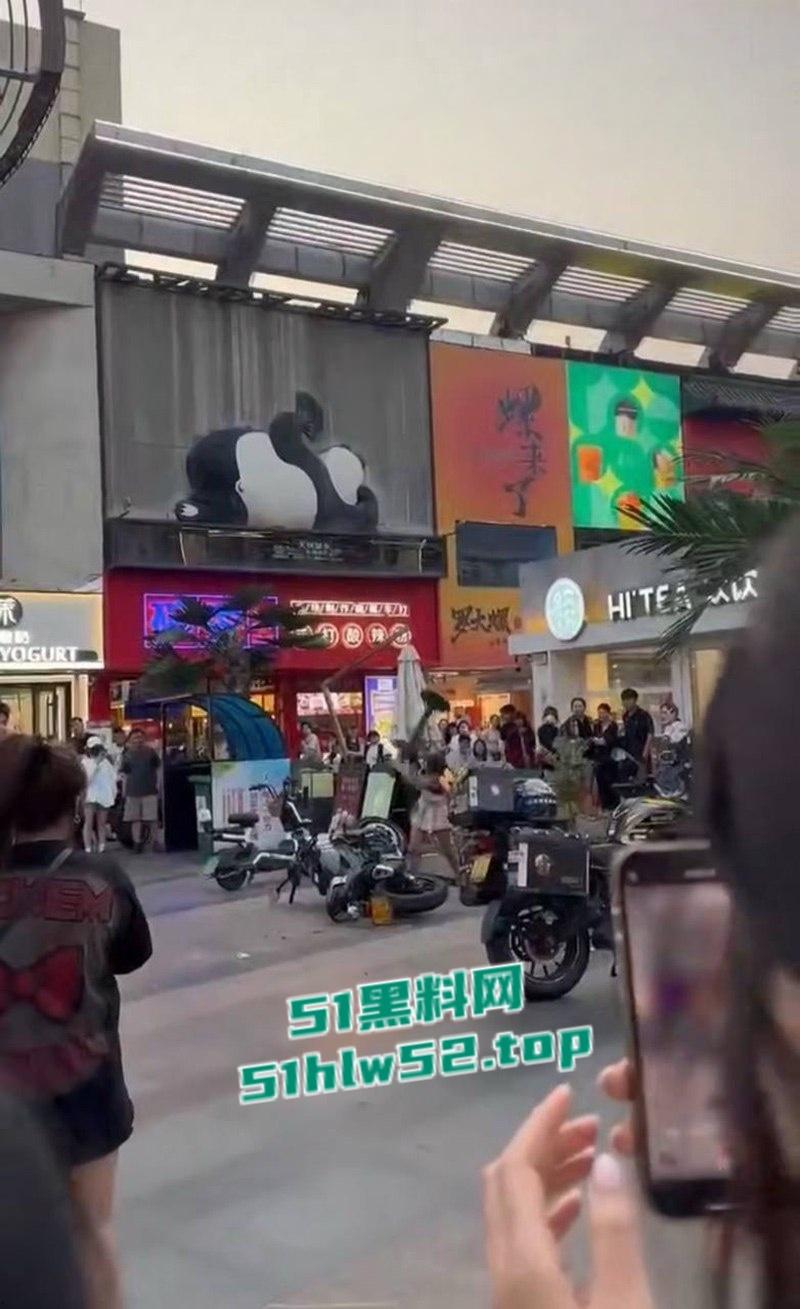 淄博王府井JK铁锤妹妹，怒砸摩托酸辣粉塞排气管还骂街，制服后丁字内裤完全展露，暴走萝莉火爆全网！-3