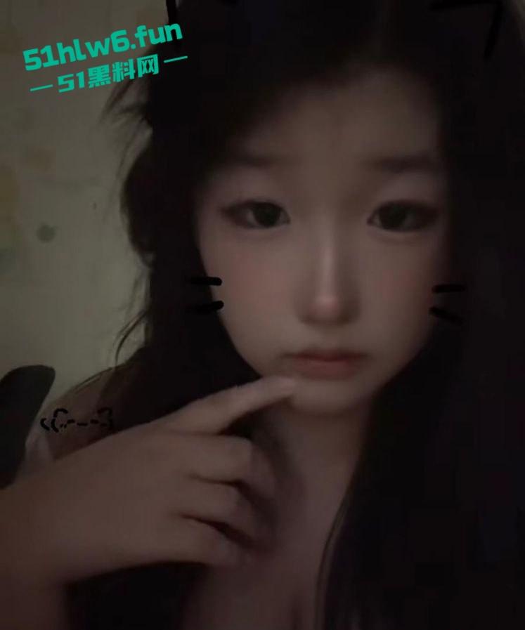 童颜巨乳遭人恨,河南商丘职业技术学院【刘鑫雨】私下自慰被室友发现曝光。-5