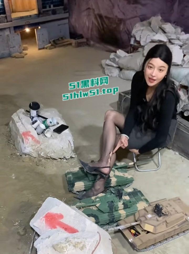 抖音主播【鑫荣佳RC坦克大战】美女主播，疯狂暗示擦边，大坦克的金枪差点插入进去，引发网友围观！-2