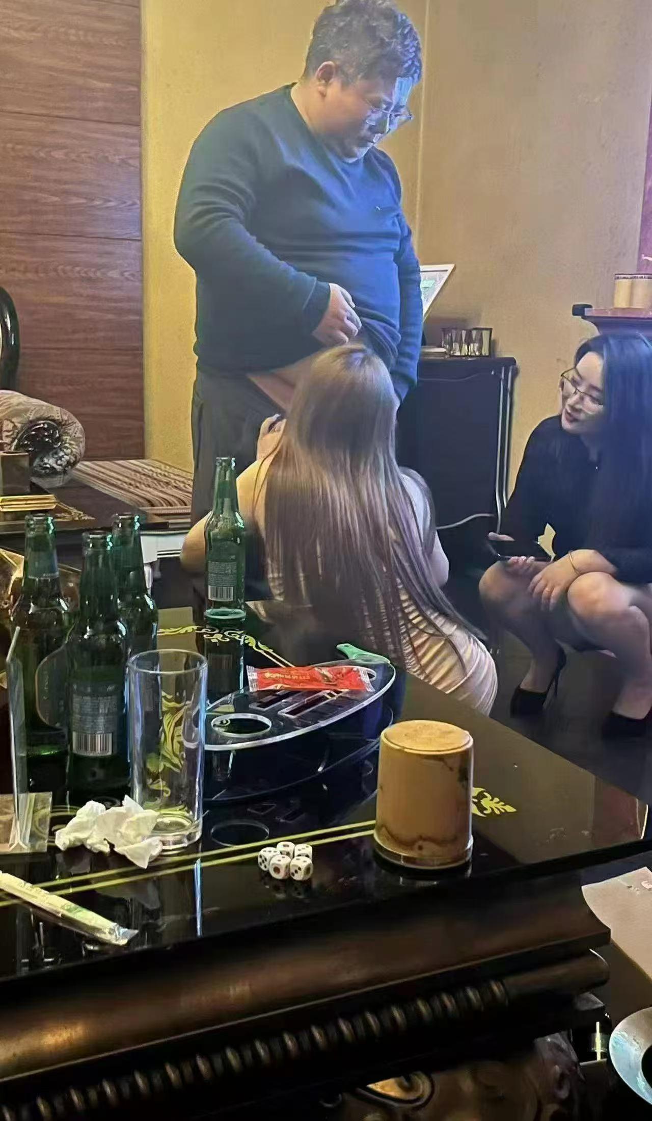 上海绿地集团董事长总裁张玉良KTV找小姐狂嗨吸毒 酒店与女秘书疯狂打炮视频流出 真是人老心不老-1