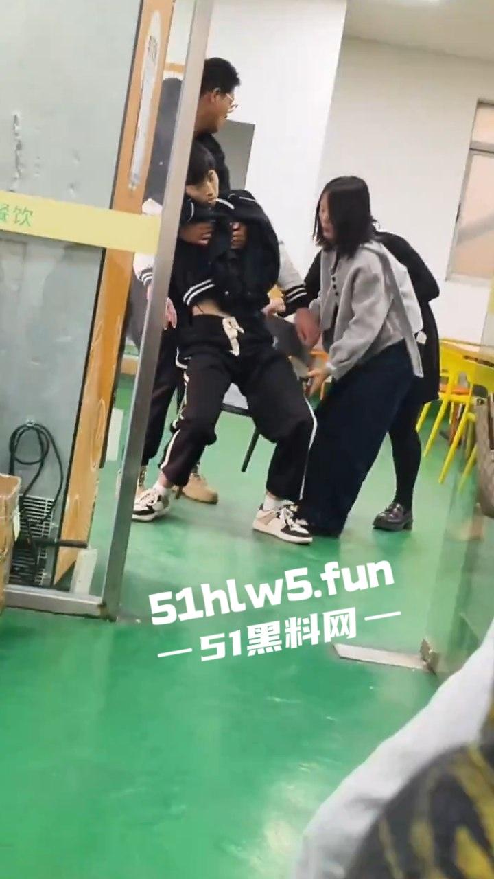 广东深圳安费诺电子厂,少年员工突然晕倒嘴唇发白面无血色,资本的压榨还真是狠啊。-1