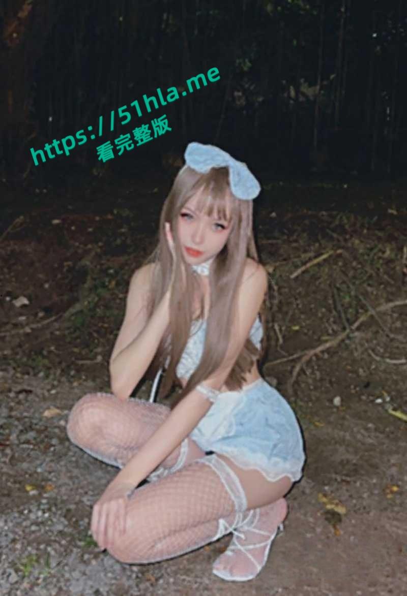 高颜值coser与前男友性爱视频曝光，吊带黑丝深喉舔屌，媚眼如丝表情超骚，撅着翘臀被无套后入！-1