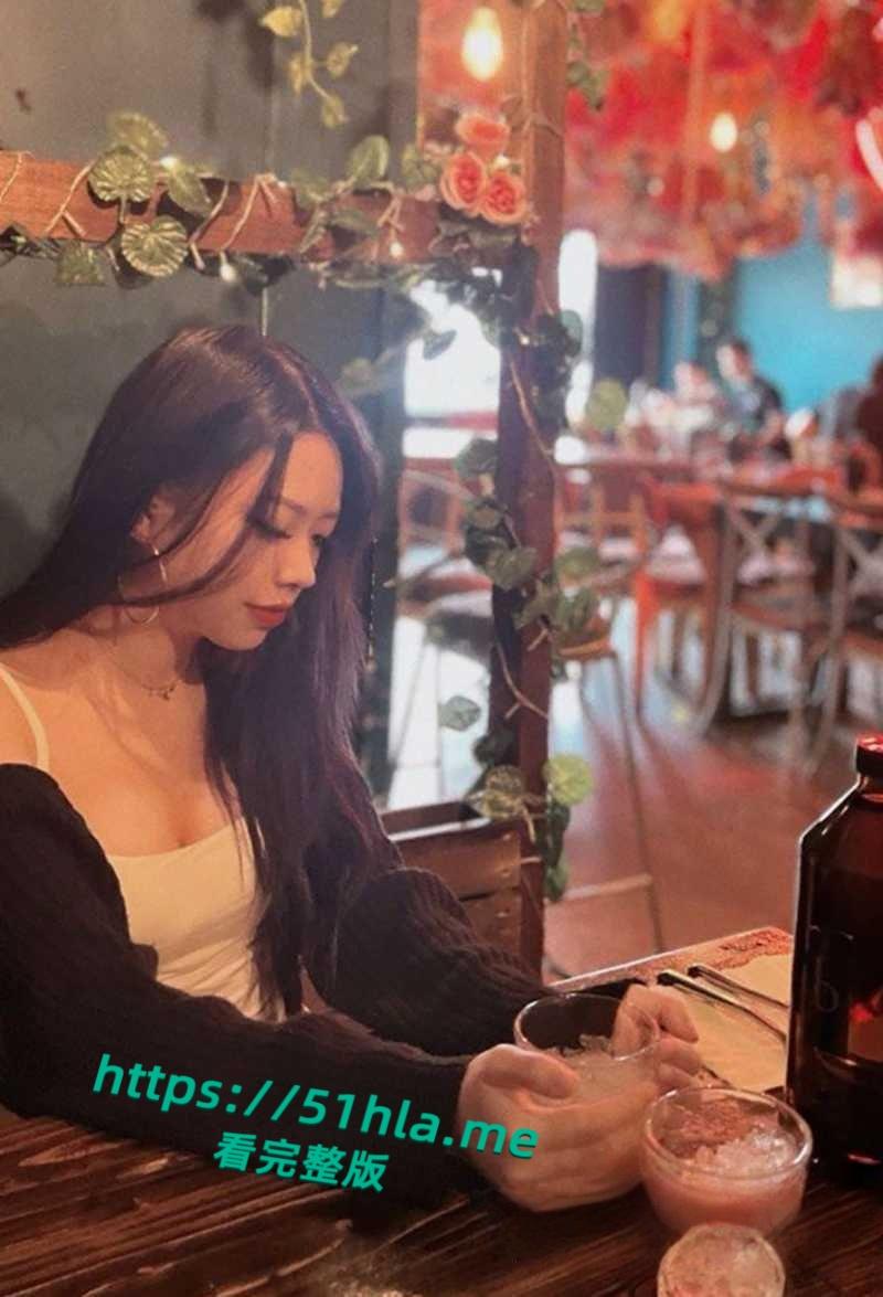 高颜值coser与前男友性爱视频曝光，吊带黑丝深喉舔屌，媚眼如丝表情超骚，撅着翘臀被无套后入！-2