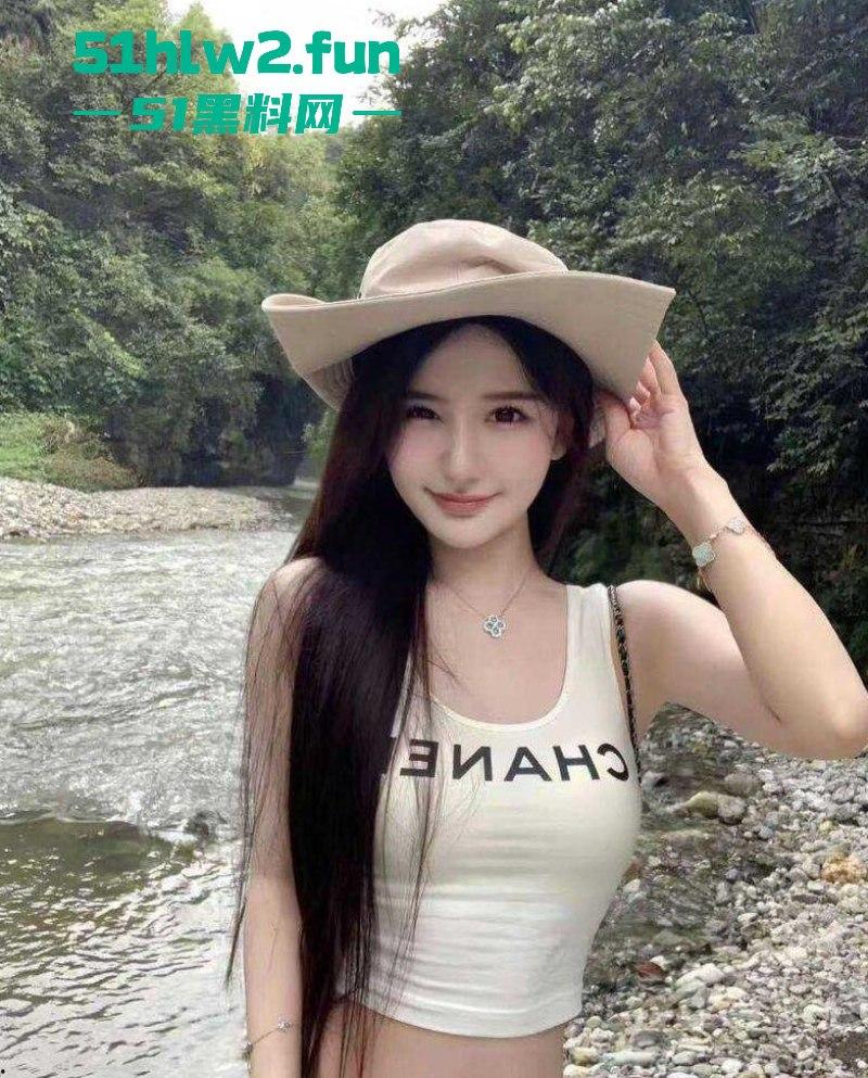 汕头大学约炮门！黑丝高跟白月光被体育生后入逛干，男友舍不得操的大一学妹被人站起来狂蹬！-7