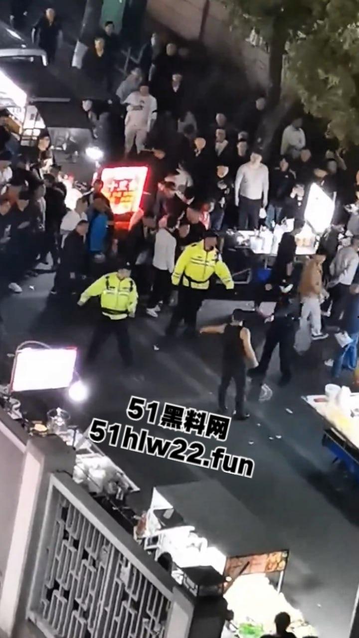 苏州中华园一名男子在闹市区持刀，街头晃悠被警察现场处置以寻衅滋事罪起诉。-1