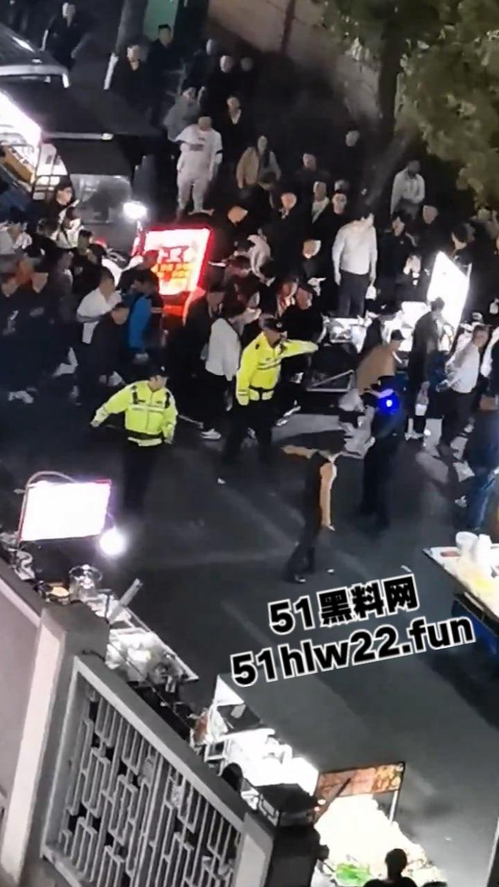 苏州中华园一名男子在闹市区持刀，街头晃悠被警察现场处置以寻衅滋事罪起诉。-3