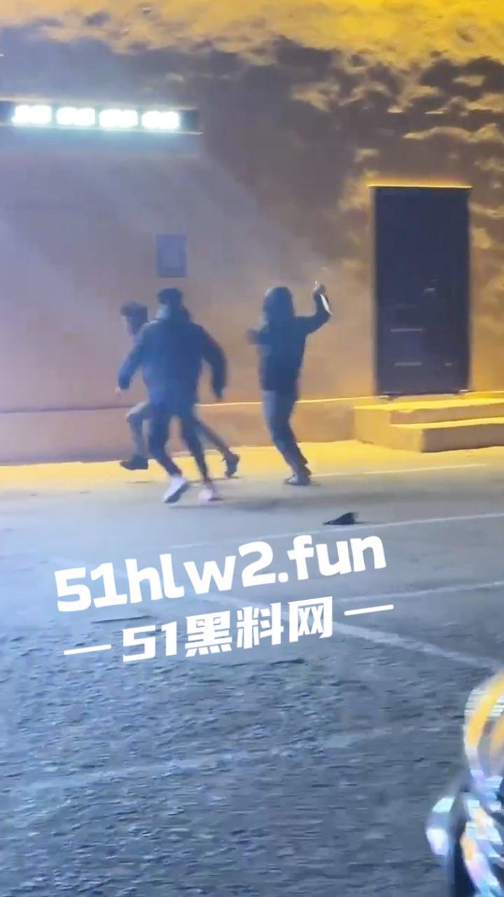 山东泰安街头斗殴一群混社会的网吧少年,在网吧门口堵学生因其女友被抢,叫人持械当街殴打。-2