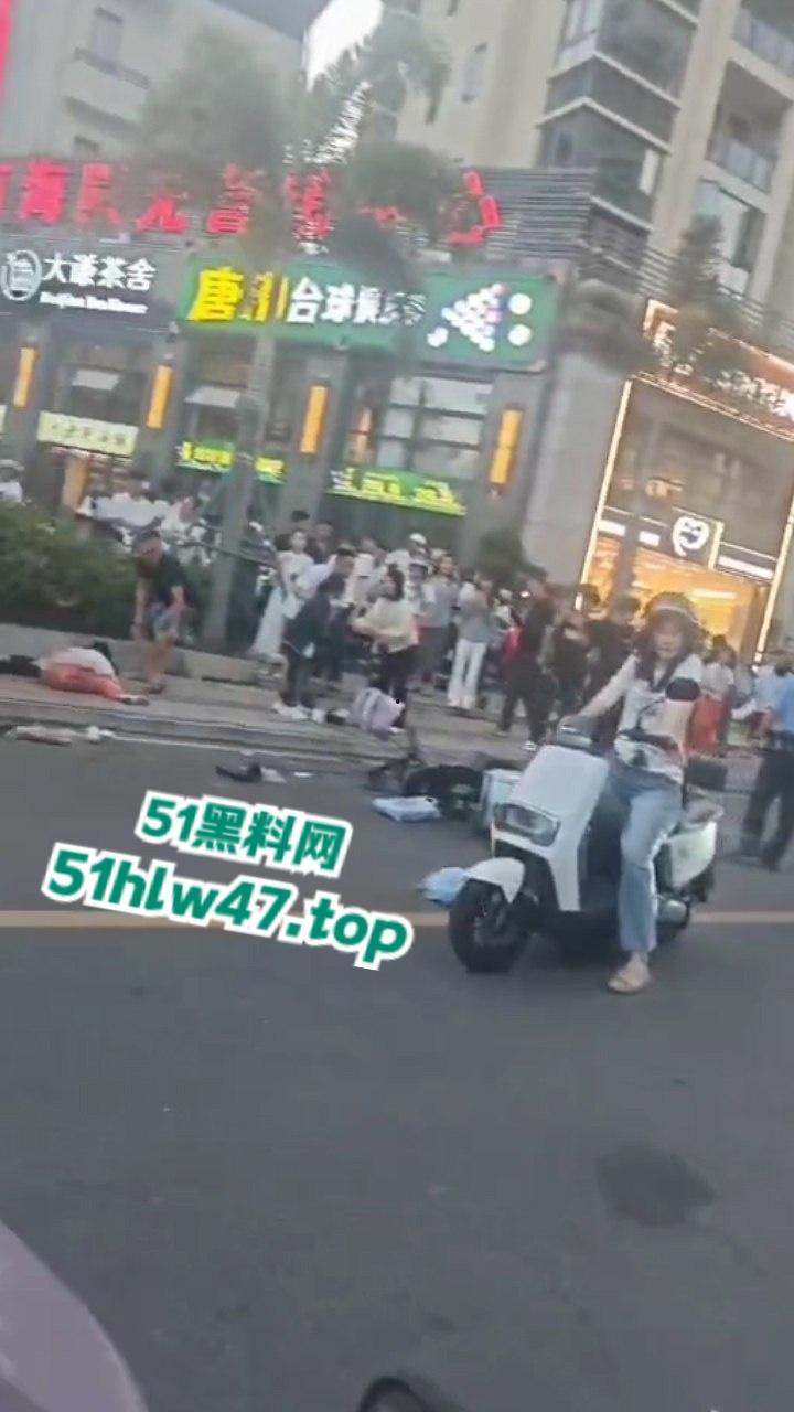 海南三亚金鸡岭路口惊现马路杀手,60岁大妈开货车撞飞一堆电驴和行人,现场十分凄惨混乱!-1