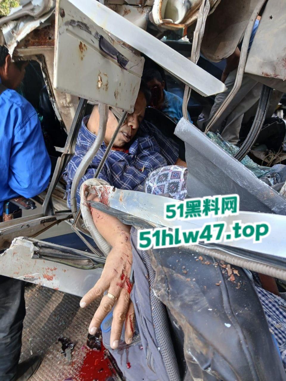 【血腥恐怖】印尼发生惨烈车祸，超速行驶失控后撞上前方货车，导致多人死亡司机直接面目全非。-2