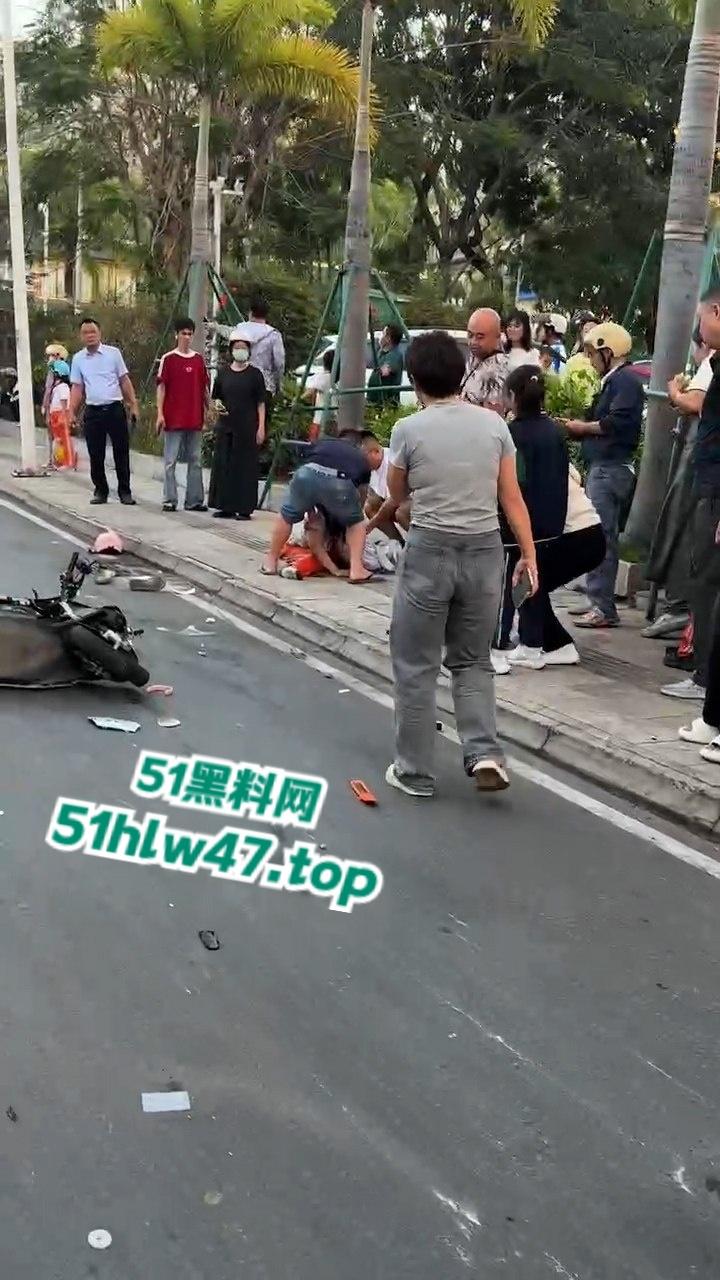 海南三亚金鸡岭路口惊现马路杀手,60岁大妈开货车撞飞一堆电驴和行人,现场十分凄惨混乱!-3