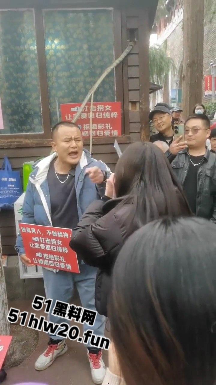 江苏南京相亲角嘴强男女对彩礼问题激烈嘴炮，堪比说唱battle现场！不给彩礼等于白嫖。-1