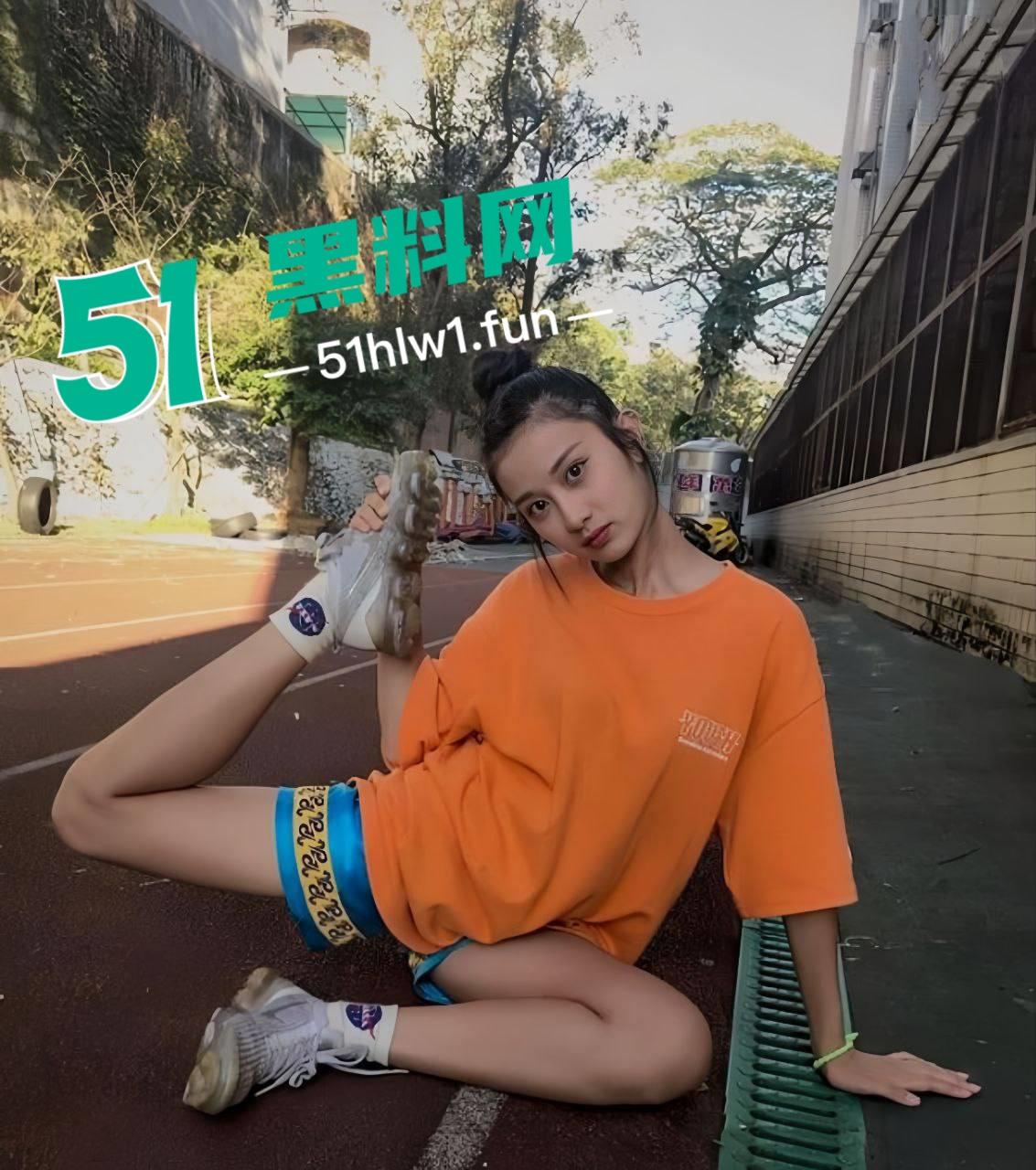 台湾亚洲小姐参赛者【昊淯婷】超高颜值长腿女神，表面女神私下骚货为勾引金主宿舍自慰自拍视频流出。-2