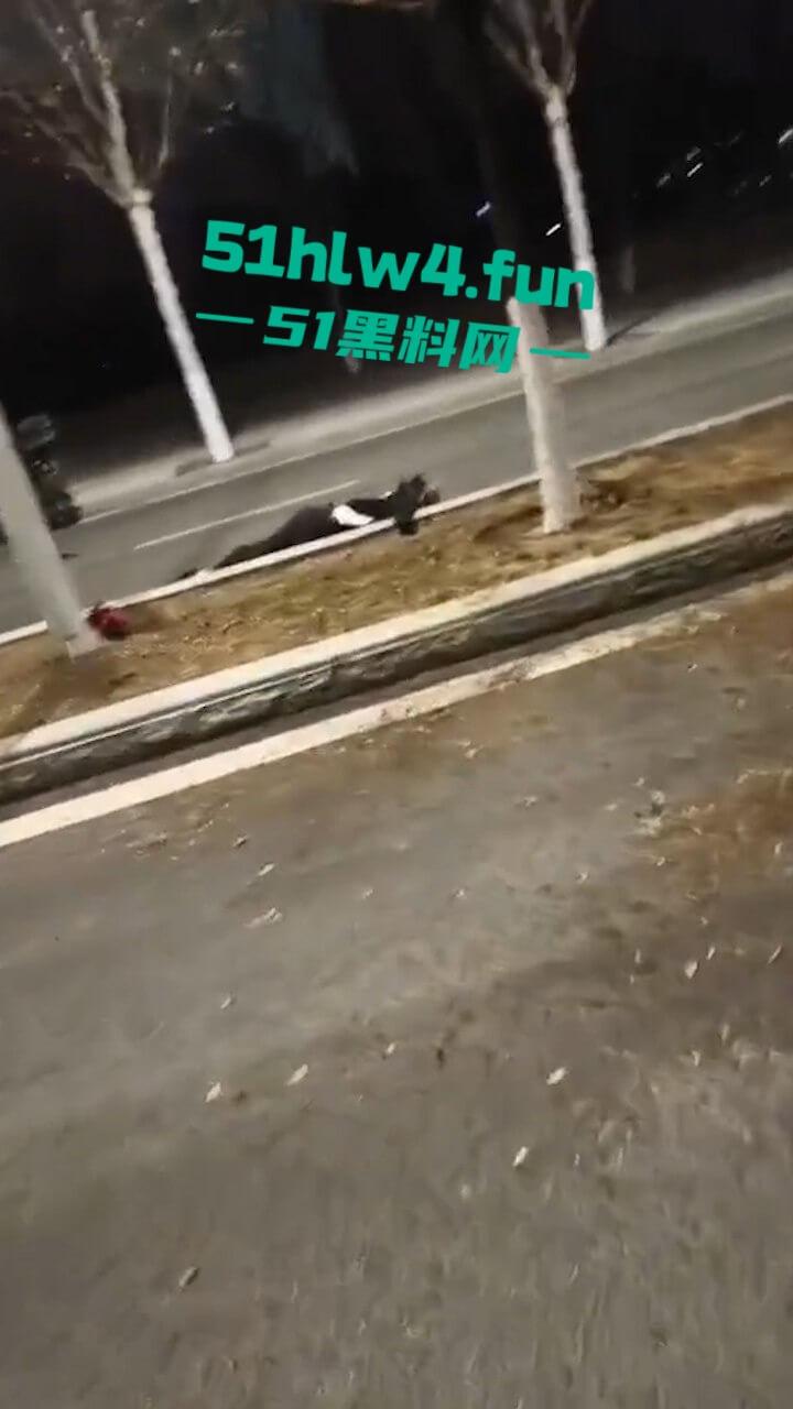 车祸现场，奥体美腿女骑手压弯摔车被摔出脑浆，美腿女骑装逼不成惨遭勾魂。-4