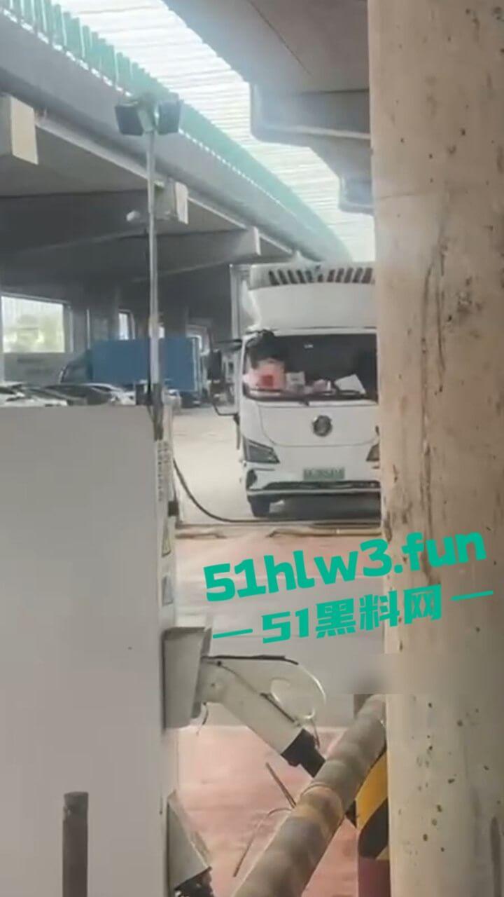 工地师傅叫鸡实录,塔吊大哥叫鸡高空做爱叫声响彻整个工地,又到货车上和司机车震玩的真刺激啊。-1