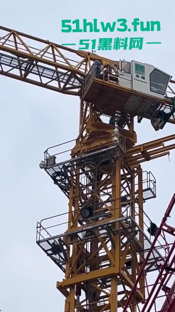 工地师傅叫鸡实录,塔吊大哥叫鸡高空做爱叫声响彻整个工地,又到货车上和司机车震玩的真刺激啊。-3