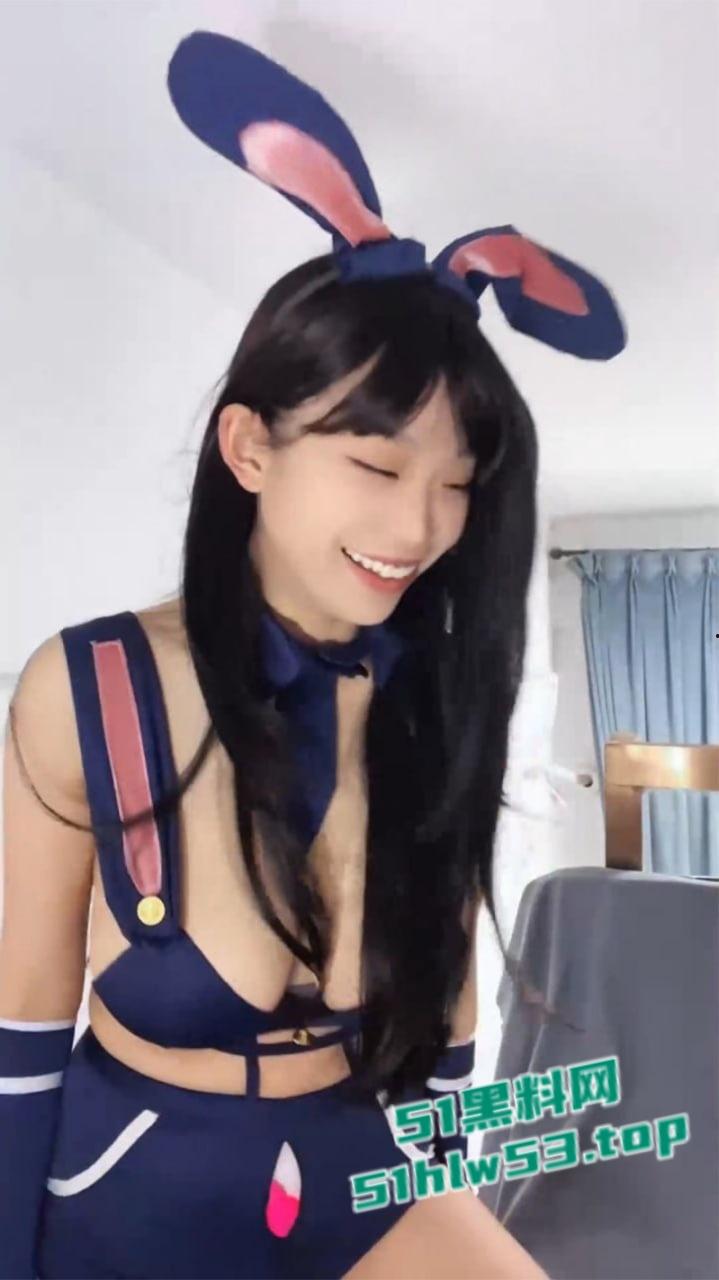 半糖甜美主播【阿斗】与男友激情性爱直播流出，G奶尤物COS性感兔女郎和粉丝互动聊骚，表情羞涩惹人怜爱！-1