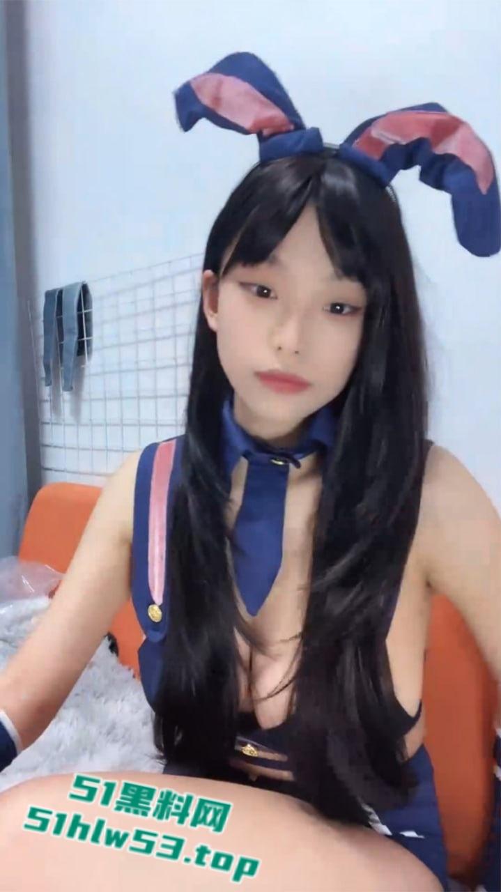 半糖甜美主播【阿斗】与男友激情性爱直播流出，G奶尤物COS性感兔女郎和粉丝互动聊骚，表情羞涩惹人怜爱！-2