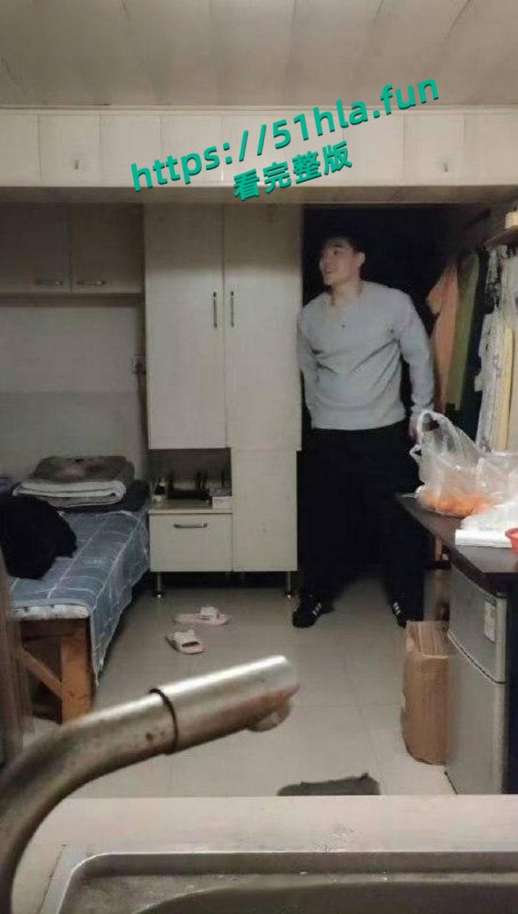 TS伪娘阿红劲爆大瓜，油腻大叔浓妆艳抹，专约帅气直男小伙，毒龙口爆后入肛穴，榨精堪比职业骚鸡！-5