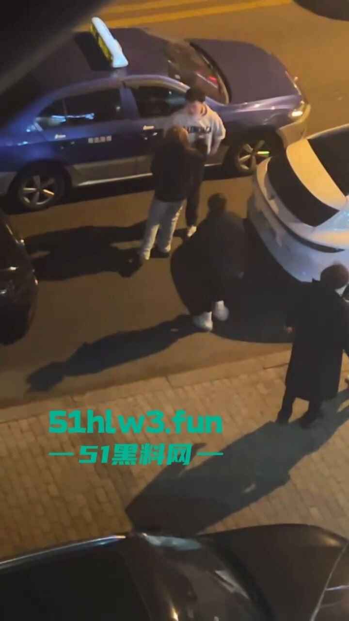 青岛嚣张小太妹醉酒打车辱骂司机被对方一拳KO,当场歇菜,实拍视频曝光!-5