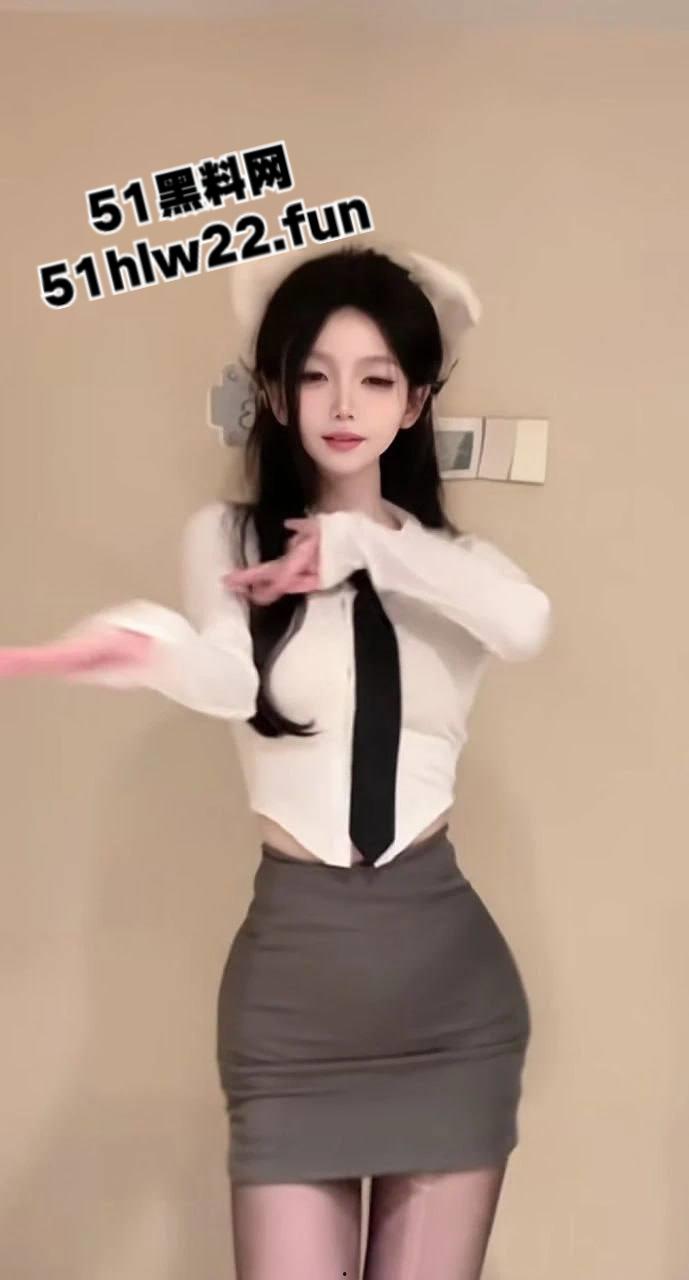 抖音86万粉女网红【疯狂星cheese】线上立单身纯爱人设，却被传出疑似与男友性爱自拍不雅视频流出。-2