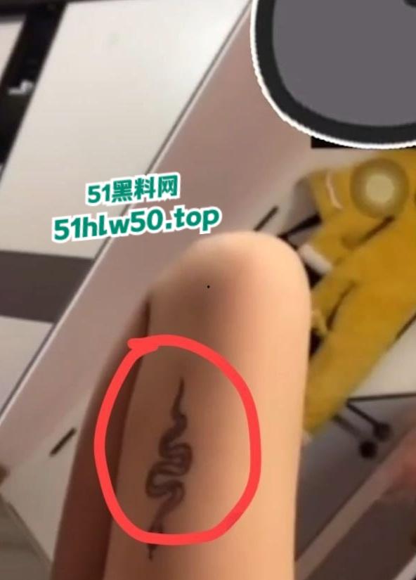 抖音主播【奈奈御子】居家对镜自慰视频疯传,腿上小蛇纹身已实锤!售卖原味内裤以及滋味视频曝光!-1