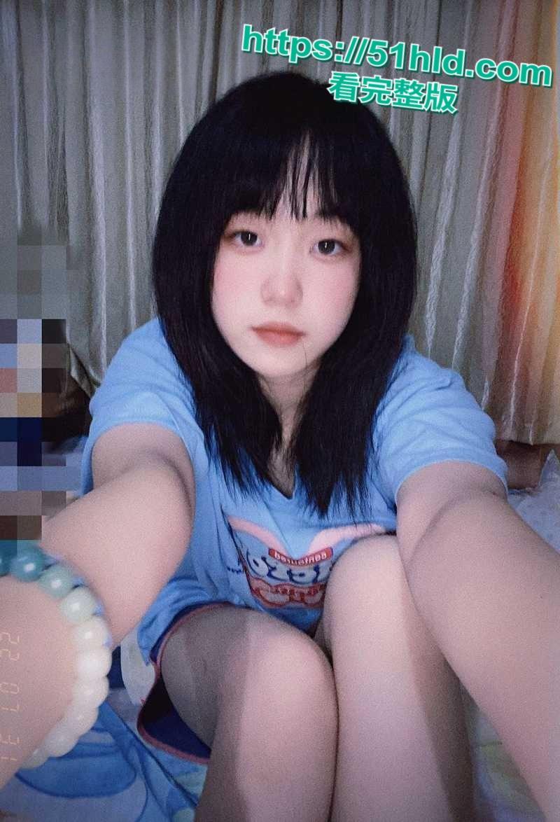 青岛女大学生【陈诗莹】网调视频流出，清纯少女变沦为金主母狗，揉奶裸聊假屌自慰边揉阴蒂边浪叫！-1